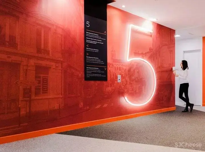 变革时代 浪漫的法兰西大区市政局办公设计欣赏