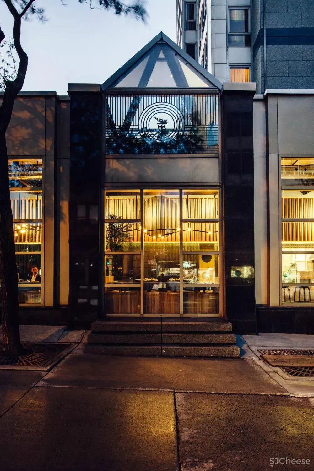 以内 / 加拿大RYU日本餐厅由MÉNARDDWORKIND设计完成