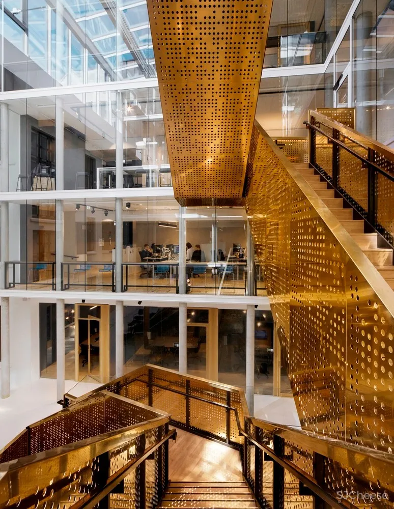 被黄铜包覆的主楼梯，绝对是这座办公楼的C位 | Pushak 首