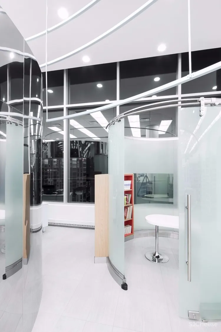 色彩打造的加拿大蒙特利尔Uniprix药店 | Jean de Lessard