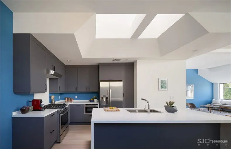 Urban Operations：洛杉矶山坡上的白色房屋