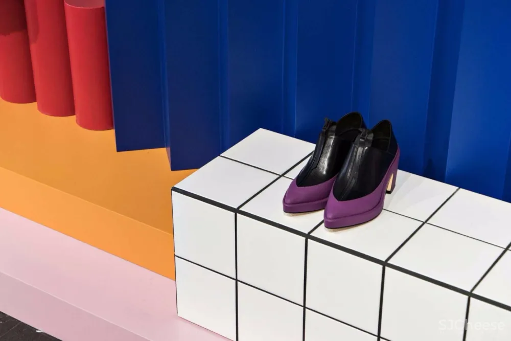 色彩与廓形 · VVNK 装置艺术空间 | Zinovatnaya