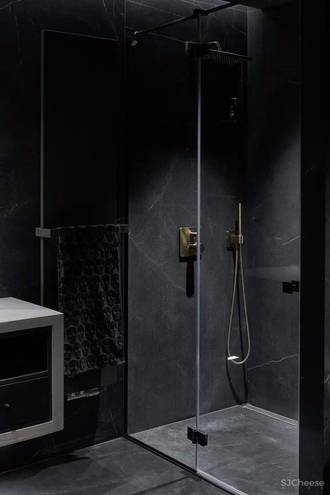 饱和色+黑色，立陶宛80㎡戏剧般的公寓 | HEIMA architects 首