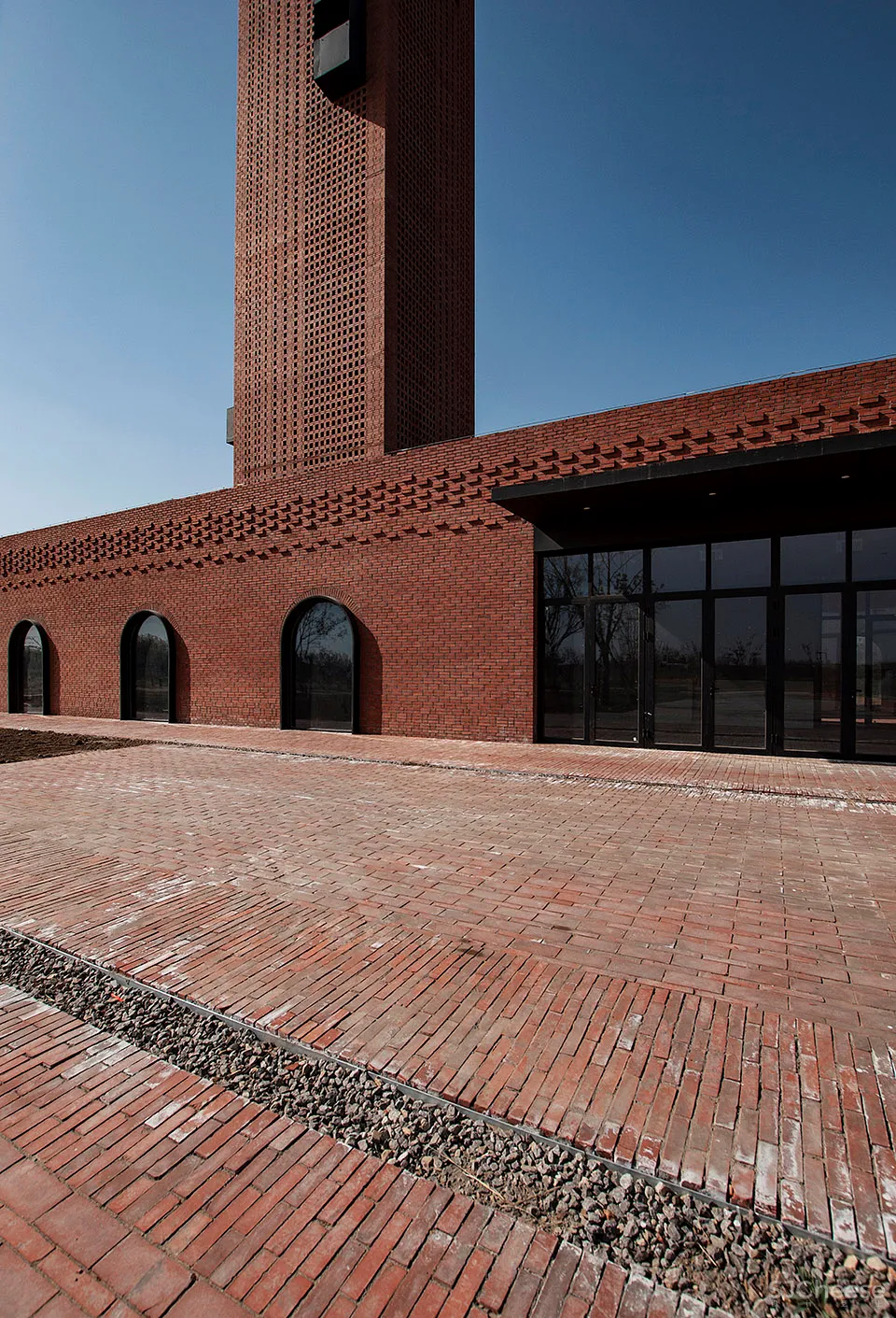 湿地中的红砖塔,河北 / 空格建筑