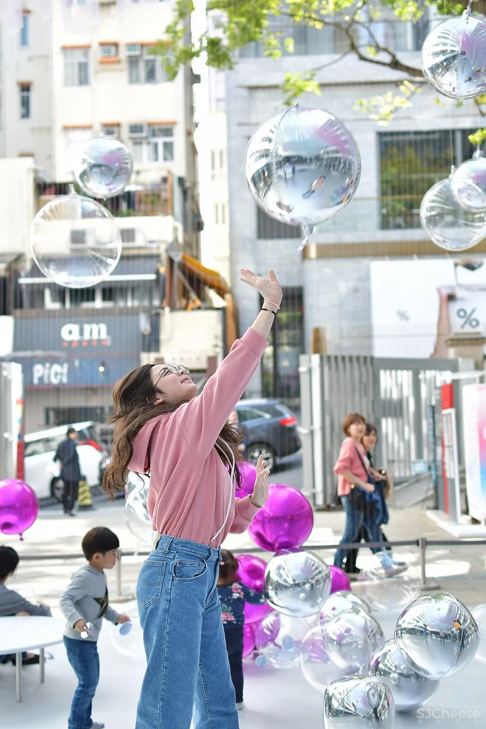 香港飘浮圣诞展亭,随风晃动的气球组成另类城市风景 | AaaM建筑设计工作室