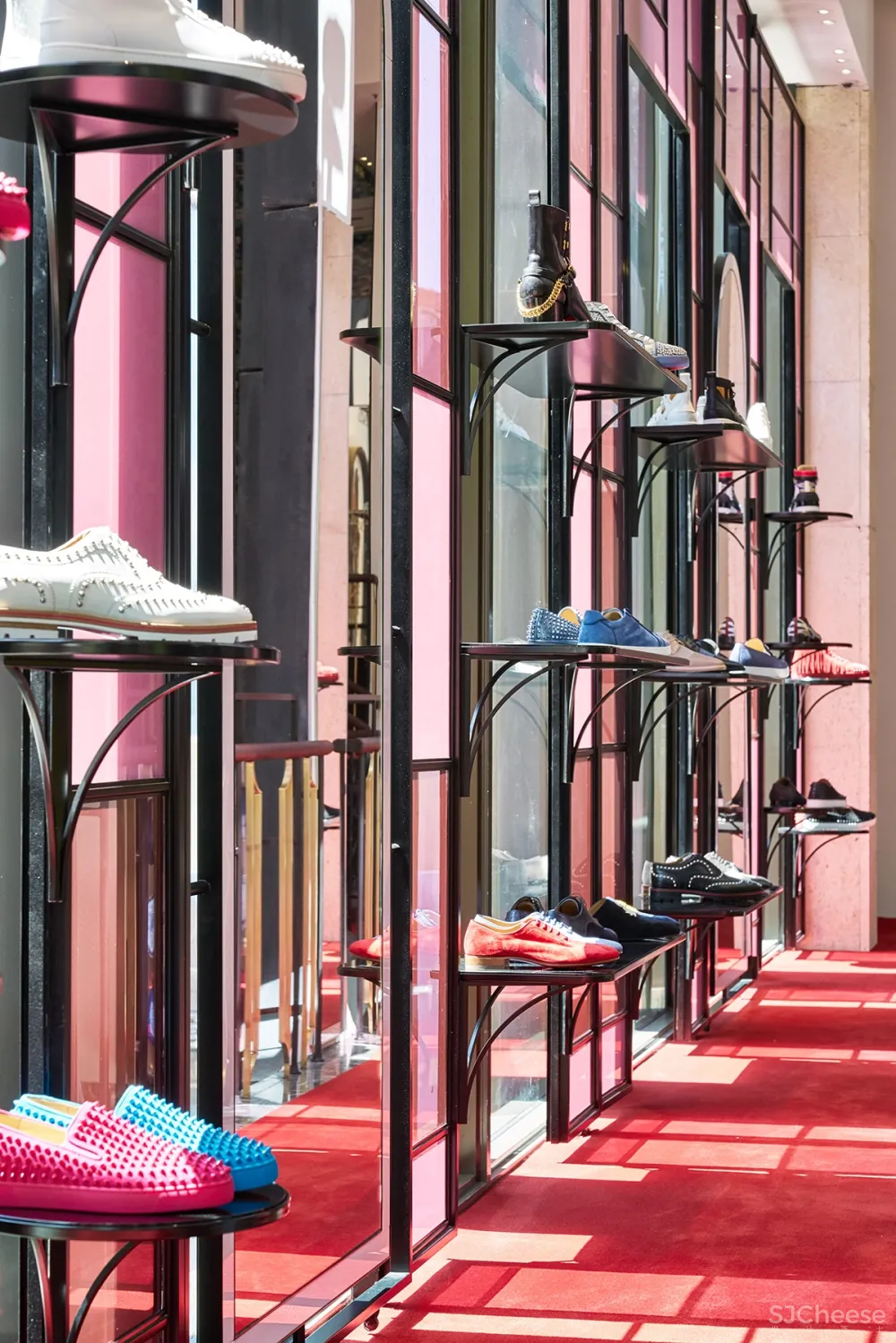 212box作品 | 树皮覆盖的Christian Louboutin精品店,与自然美感产生共鸣