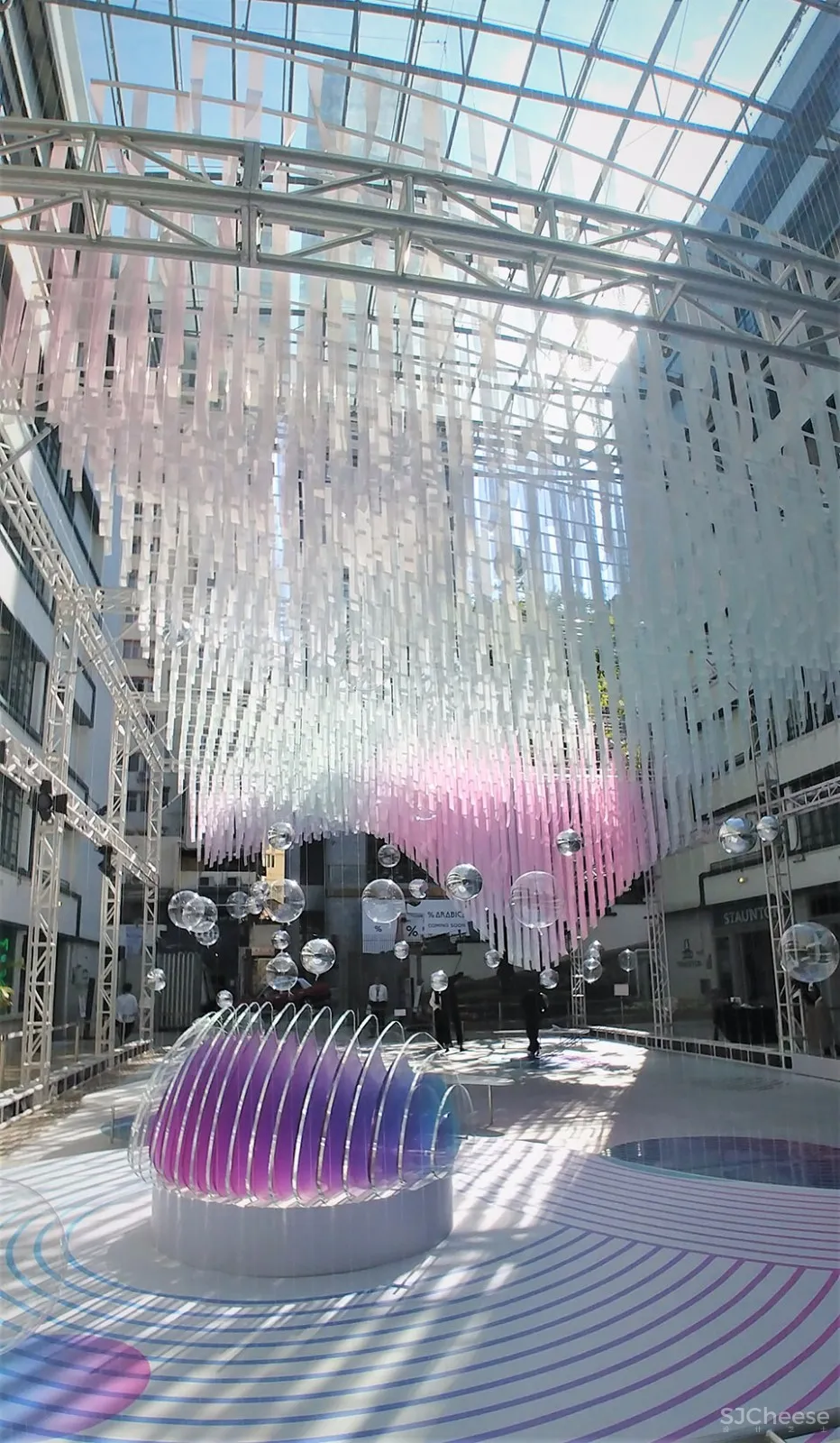 香港飘浮圣诞展亭,随风晃动的气球组成另类城市风景 | AaaM建筑设计工作室