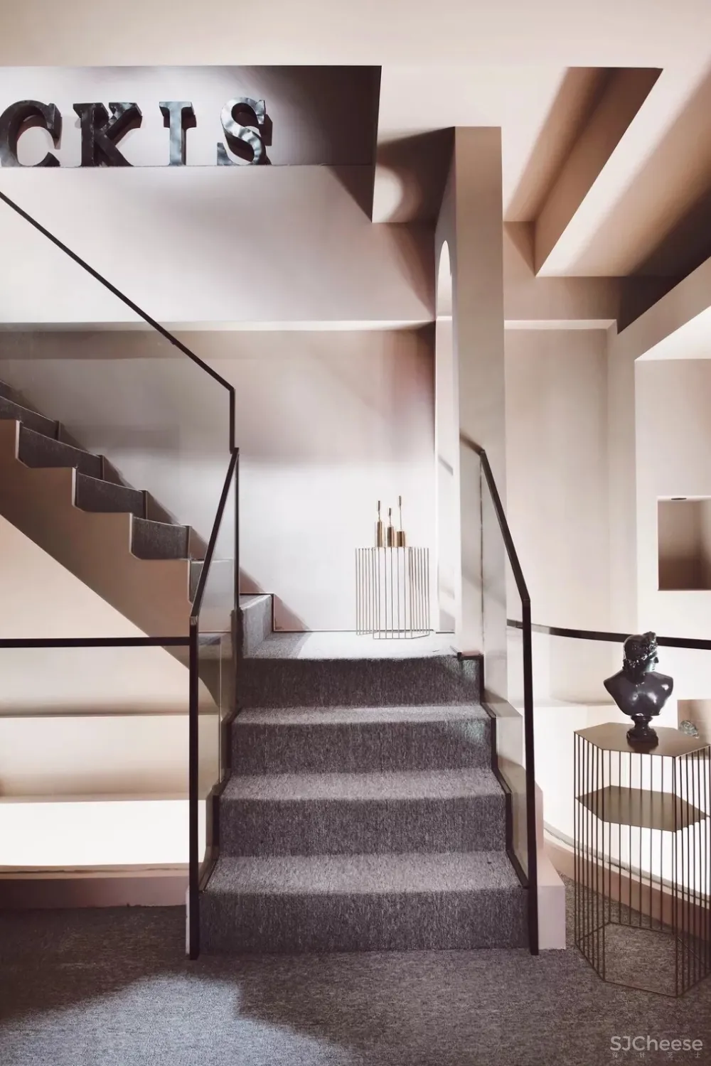 极致挑高唤醒绯红空间,撒哈拉情怀赋予爱情色彩 | A+设计事务所