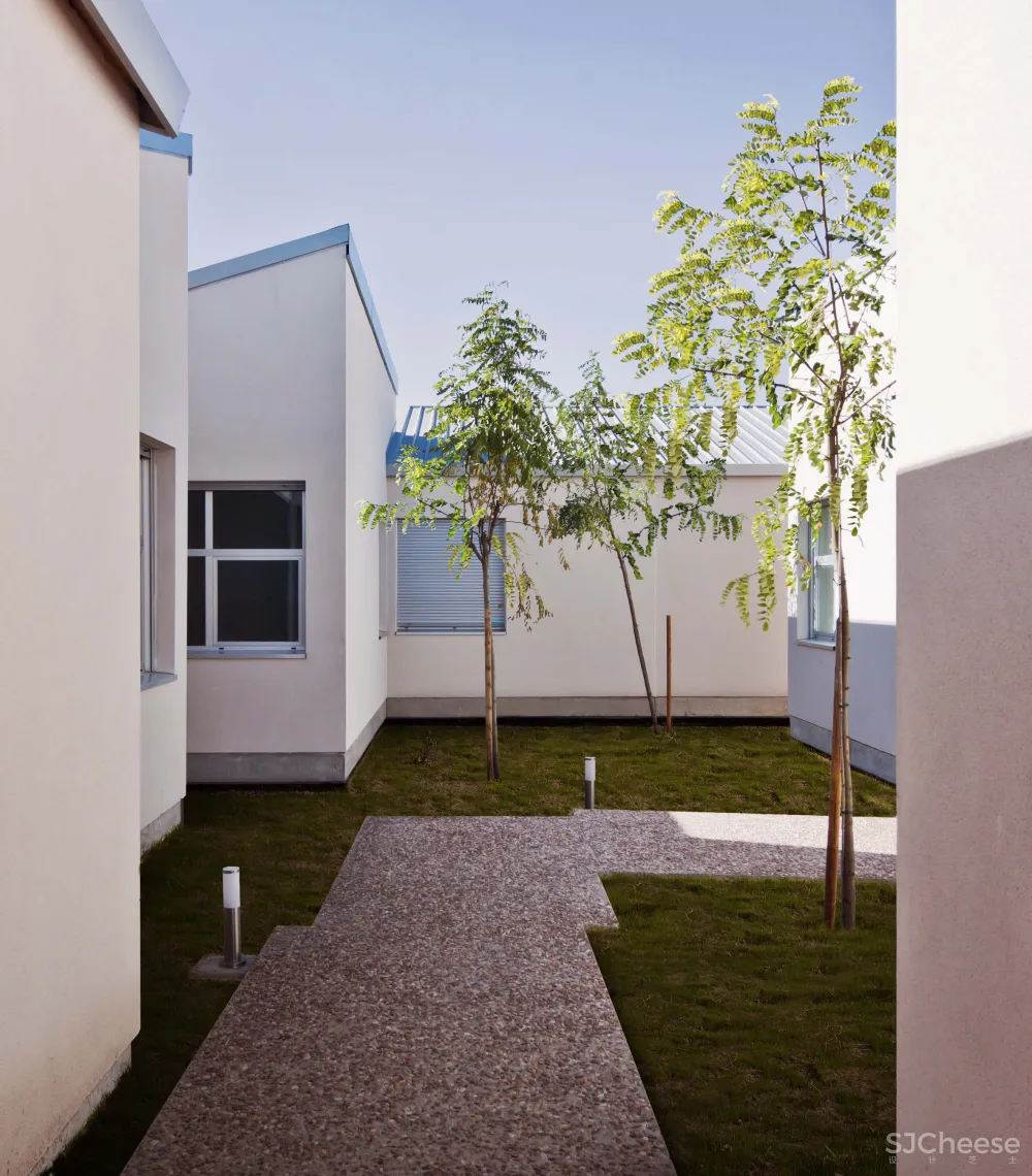 Óscar Miguel Ares Álvares creates "abstract and hard" care home