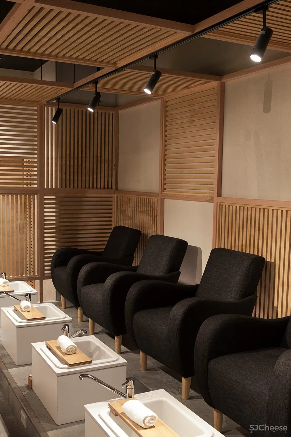 橡木环抱下的温暖SPA空间 | StudioMKZ