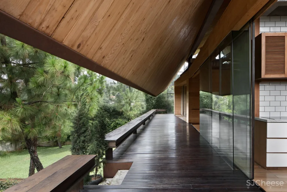 EH 住宅 / andramatin