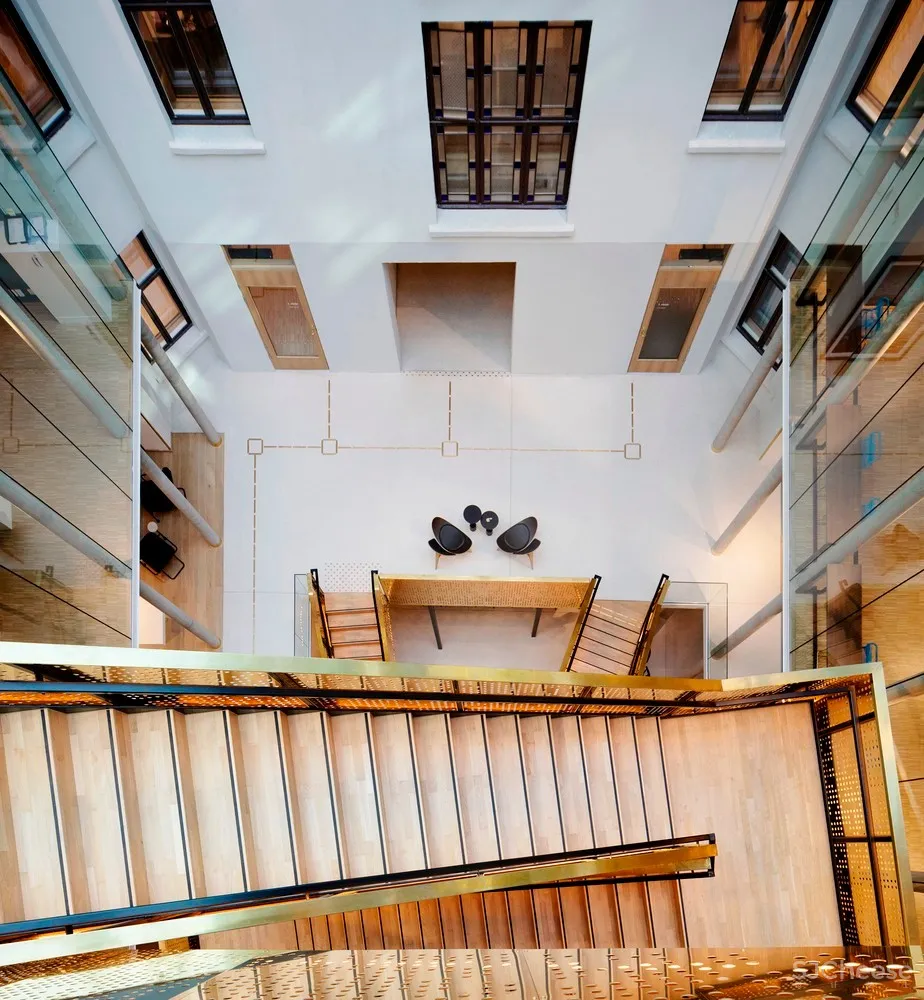 被黄铜包覆的主楼梯，绝对是这座办公楼的C位 | Pushak 首