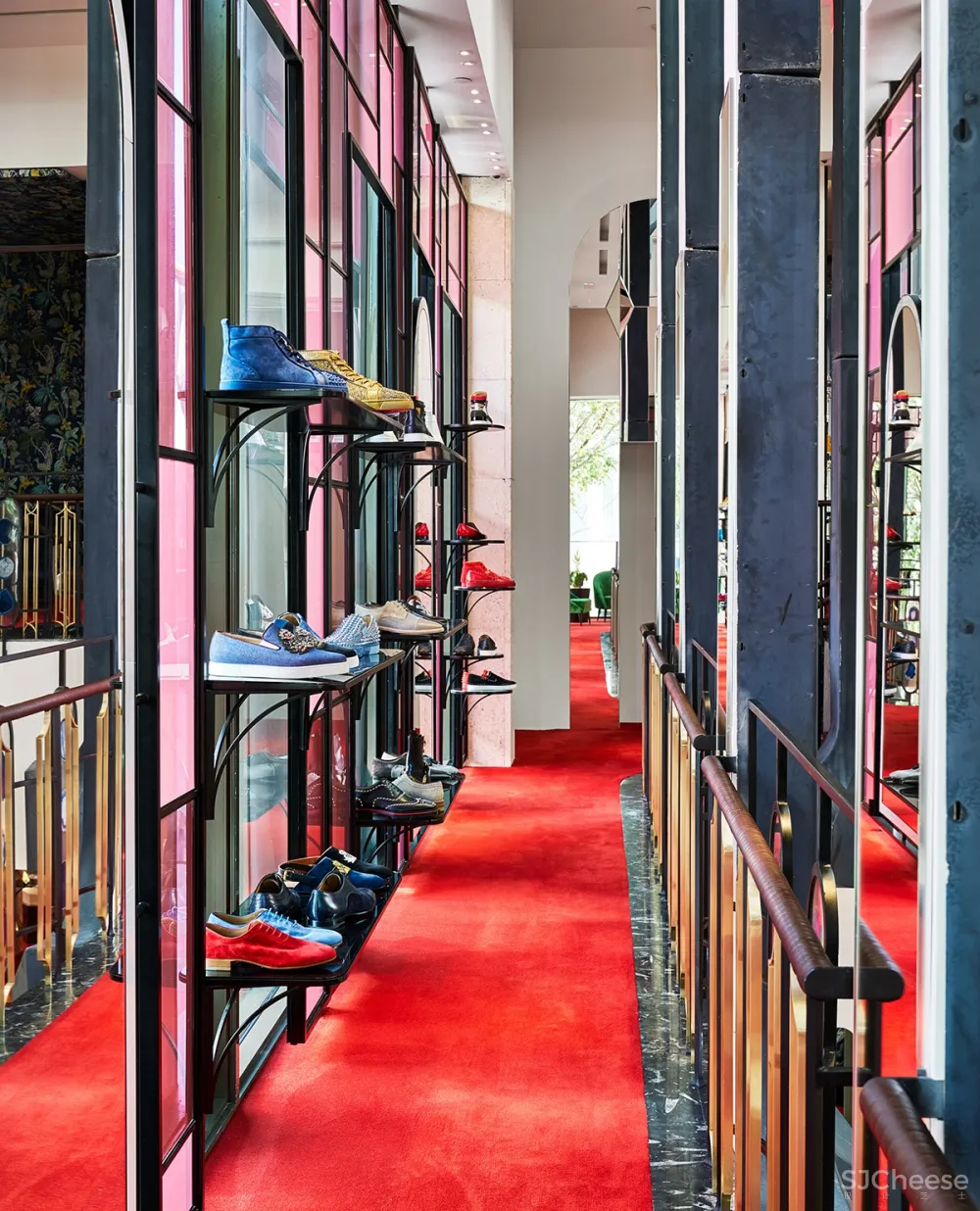 212box作品 | 树皮覆盖的Christian Louboutin精品店,与自然美感产生共鸣