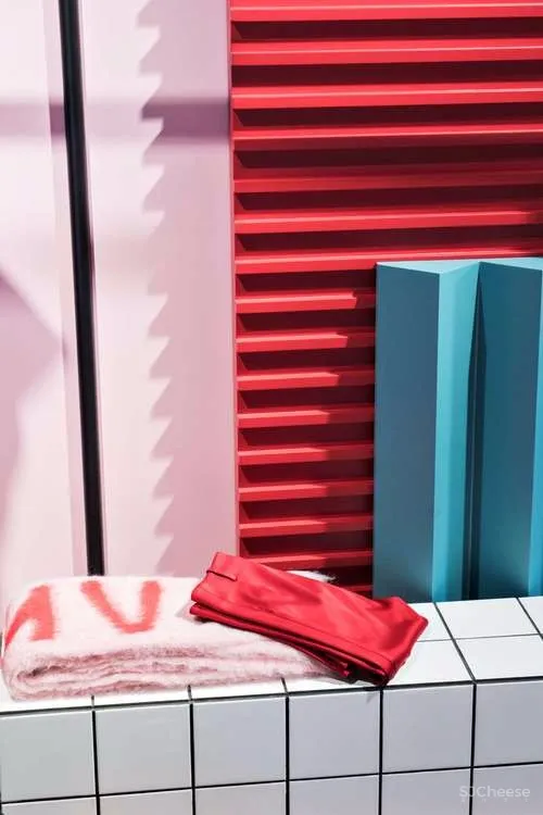 色彩与廓形 · VVNK 装置艺术空间 | Zinovatnaya