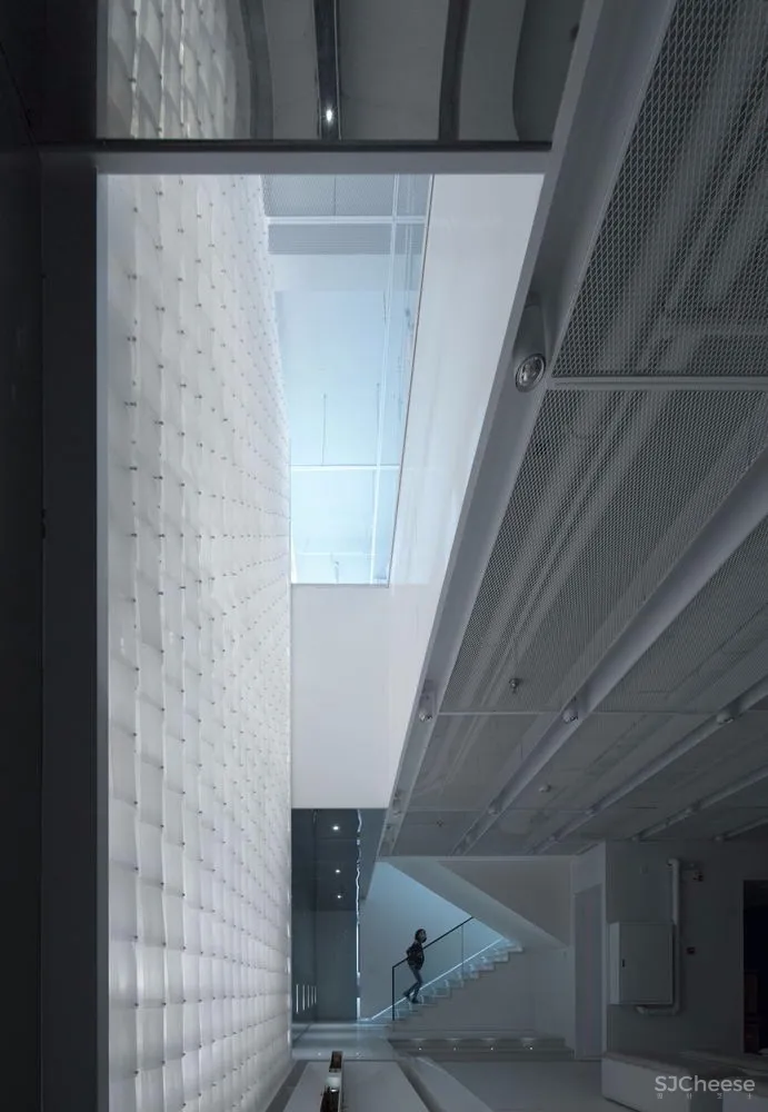 水木言设计:成都“白”止间书店 首