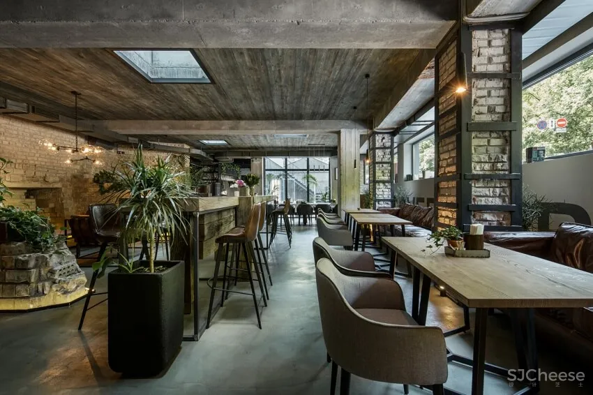 怀旧微醺感,乌克兰地下酒吧餐厅设计