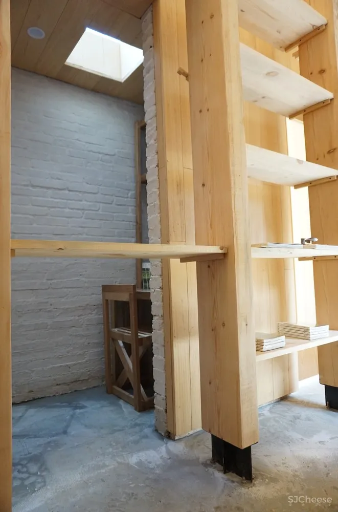 楼纳建筑师书店 / The Scarcity and Creativity Studio