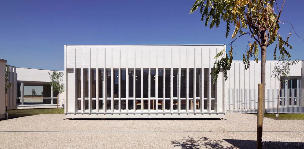 Óscar Miguel Ares Álvares creates "abstract and hard" care home