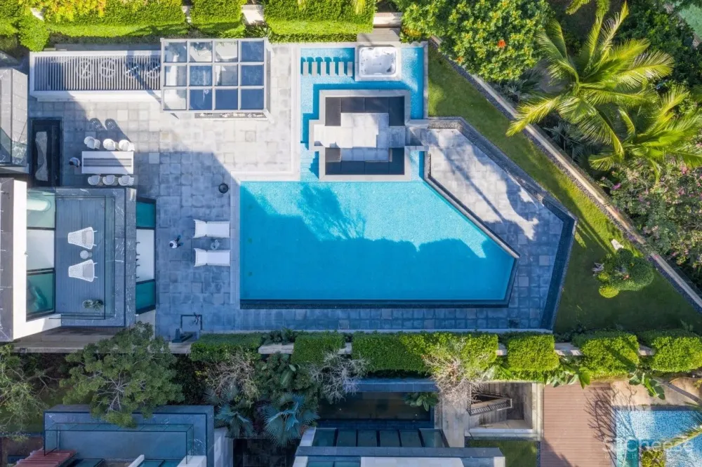 新作 | 1400m² 极简白顶级度假别墅，89年设计师惊艳演绎 首