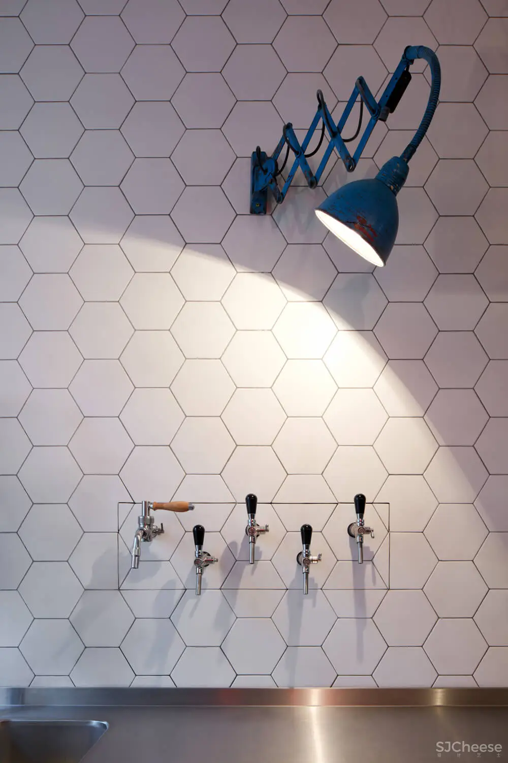 建筑改造之布拉格街头小食馆Pipca店面设计