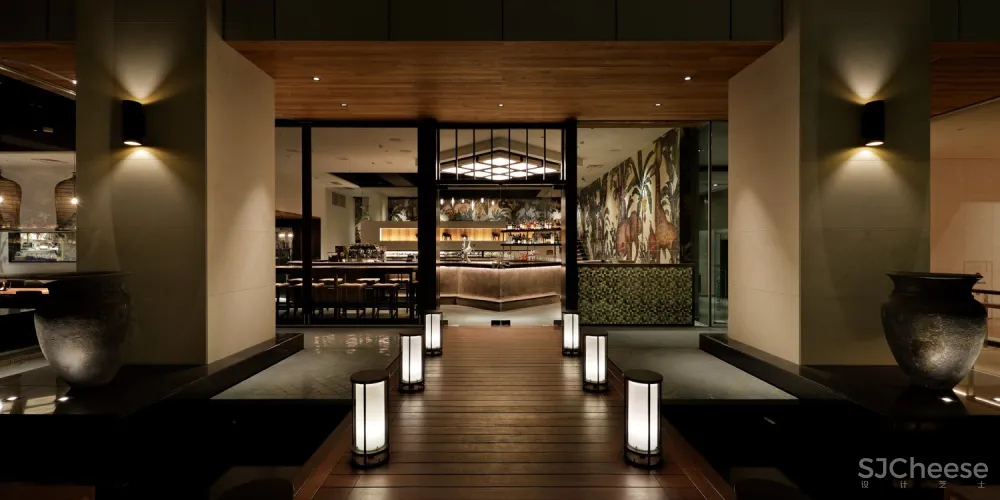 东京新宿:GinengerGrass”餐厅及墙上的艺术品