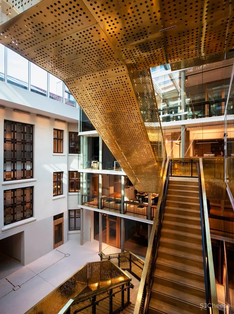 被黄铜包覆的主楼梯，绝对是这座办公楼的C位 | Pushak 首