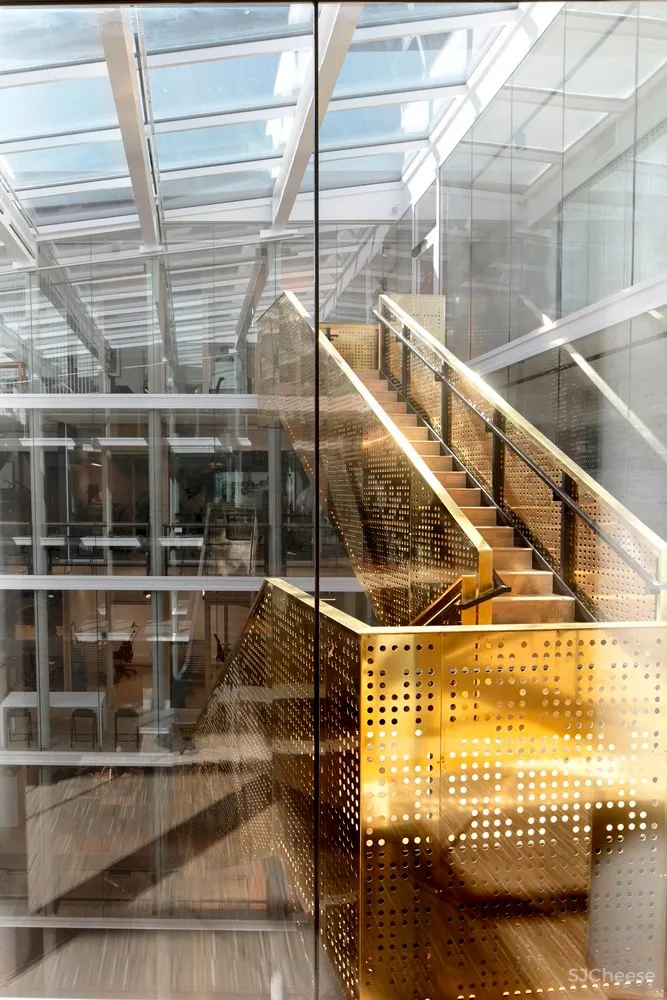 被黄铜包覆的主楼梯，绝对是这座办公楼的C位 | Pushak 首