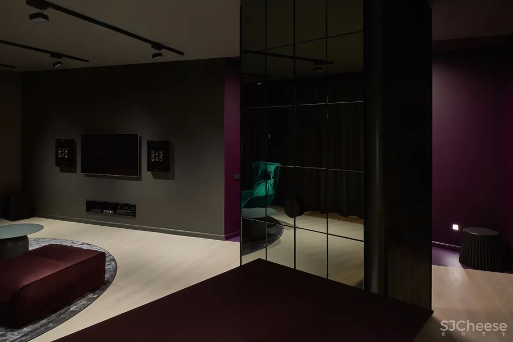 饱和色+黑色，立陶宛80㎡戏剧般的公寓 | HEIMA architects 首