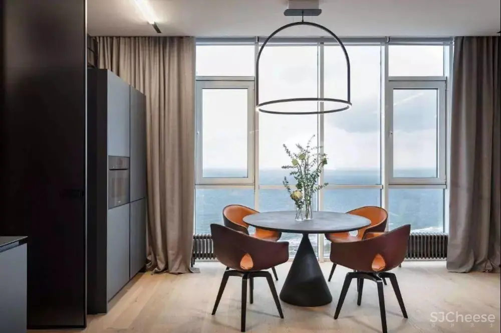 敖德萨：黑海岸边的69平米时髦公寓