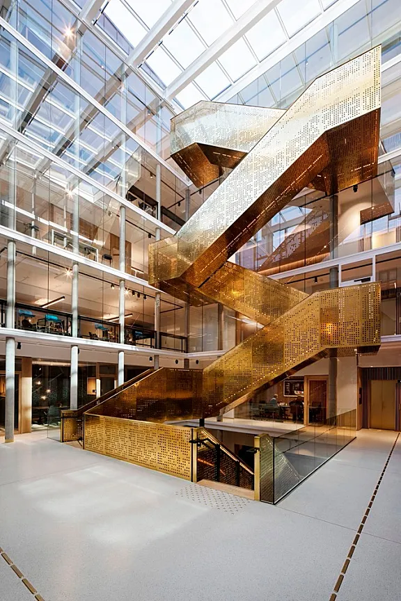 被黄铜包覆的主楼梯，绝对是这座办公楼的C位 | Pushak 首