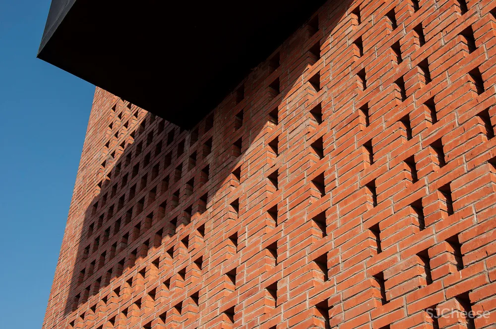 湿地中的红砖塔,河北 / 空格建筑