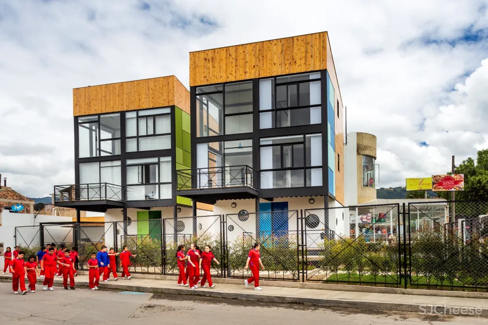 方块小屋 / Camacho Estusio de Arquitectura