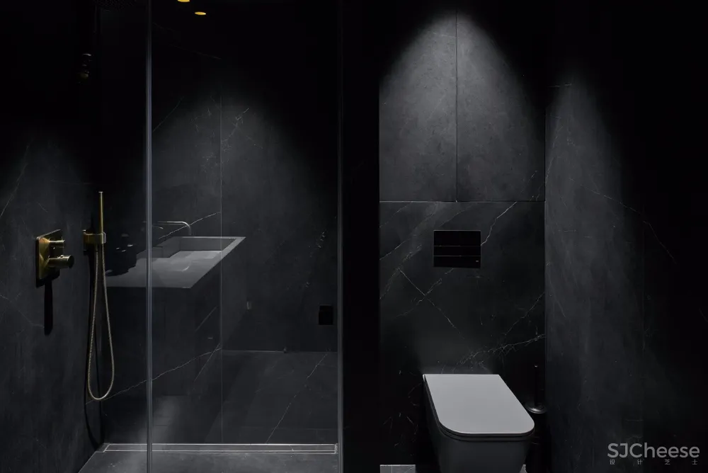 饱和色+黑色，立陶宛80㎡戏剧般的公寓 | HEIMA architects 首