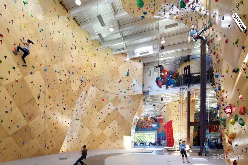 [健身馆] brooklyn boulders coworking space features towering rock climbing wall
