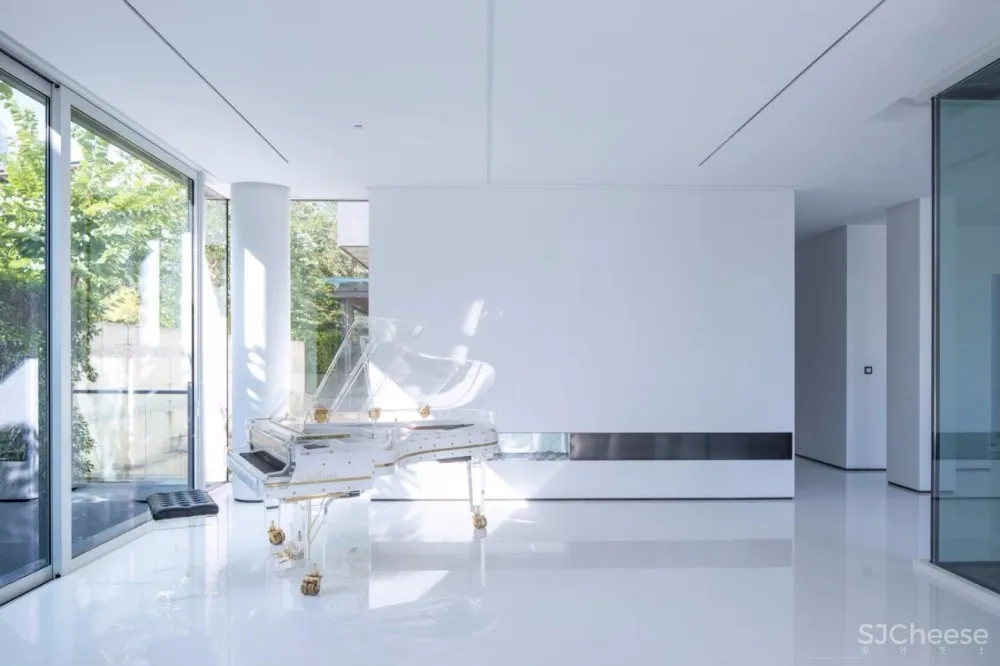 新作 | 1400m² 极简白顶级度假别墅，89年设计师惊艳演绎 首