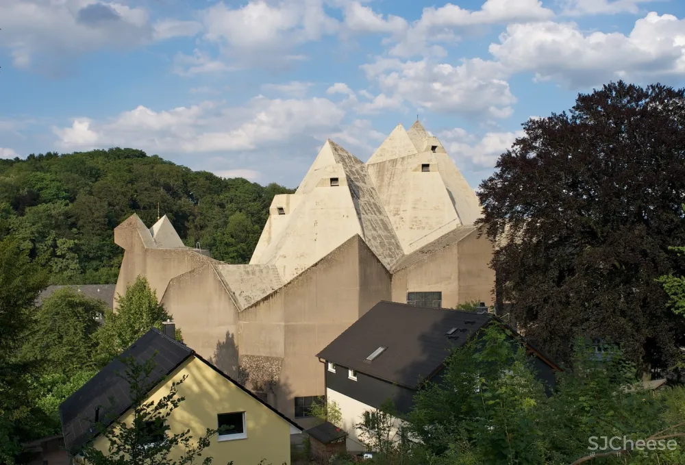 AD 经典：粗野主义代表作圣玛丽大教堂 / Gottfried Böhm