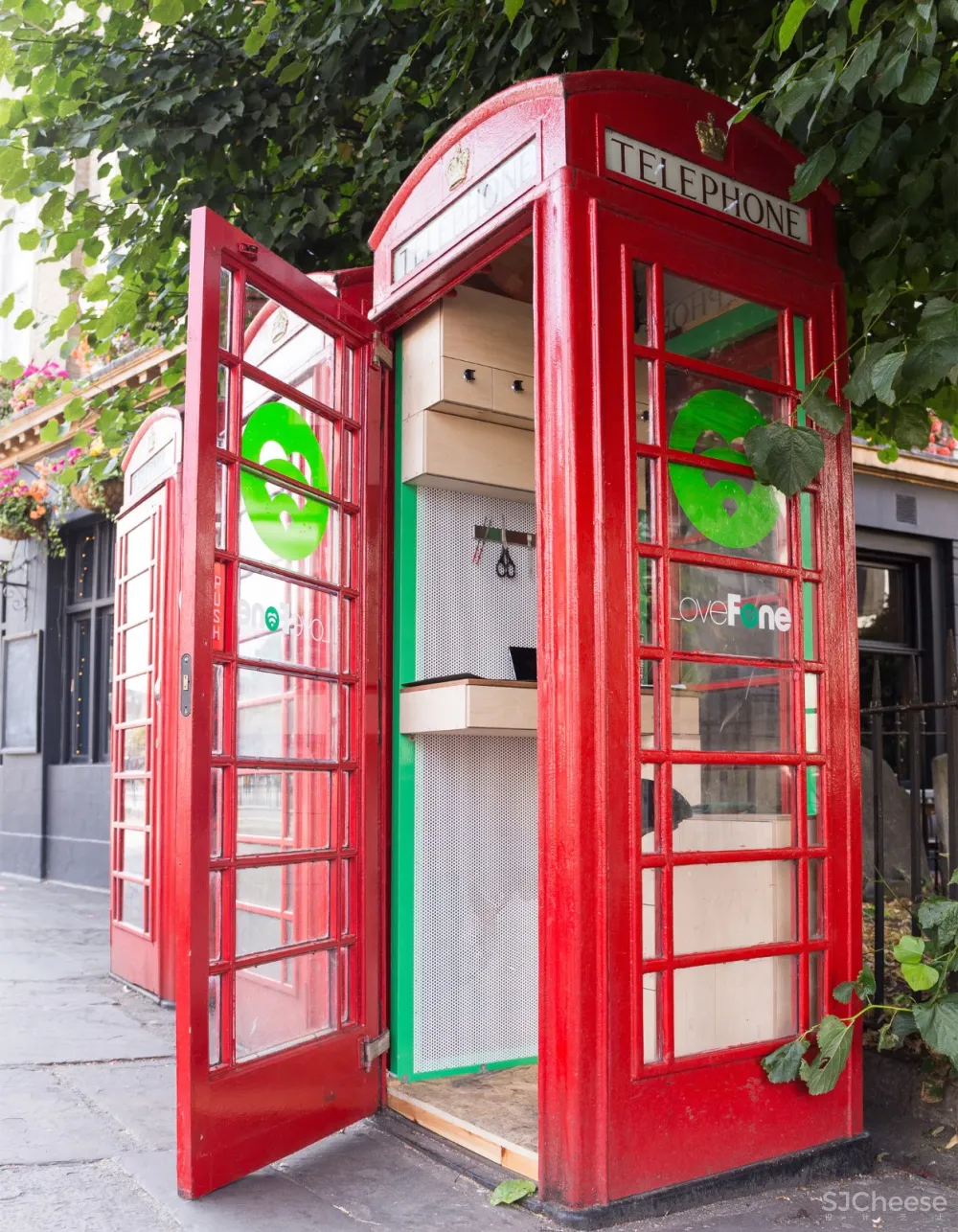 Lovefone将英国废弃的电话亭变成了小型维修店