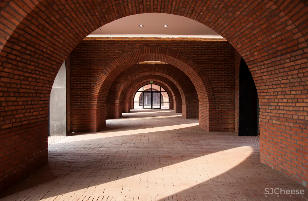 湿地中的红砖塔,河北 / 空格建筑