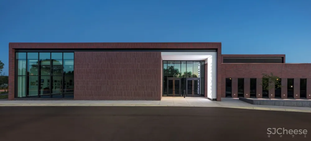 拉姆西镇公共图书馆 / HGA