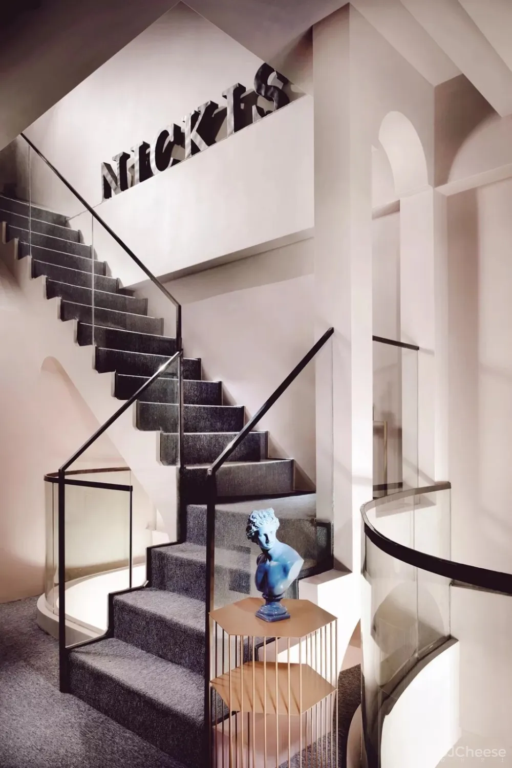 极致挑高唤醒绯红空间，撒哈拉情怀赋予爱情色彩 | A+设计事务所