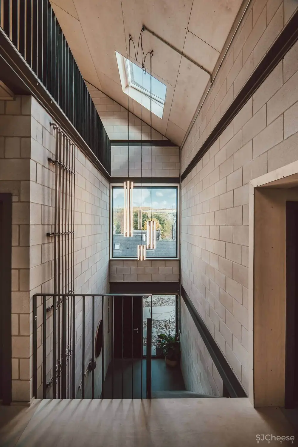 英国一对双胞胎兄弟自建优雅工业之家