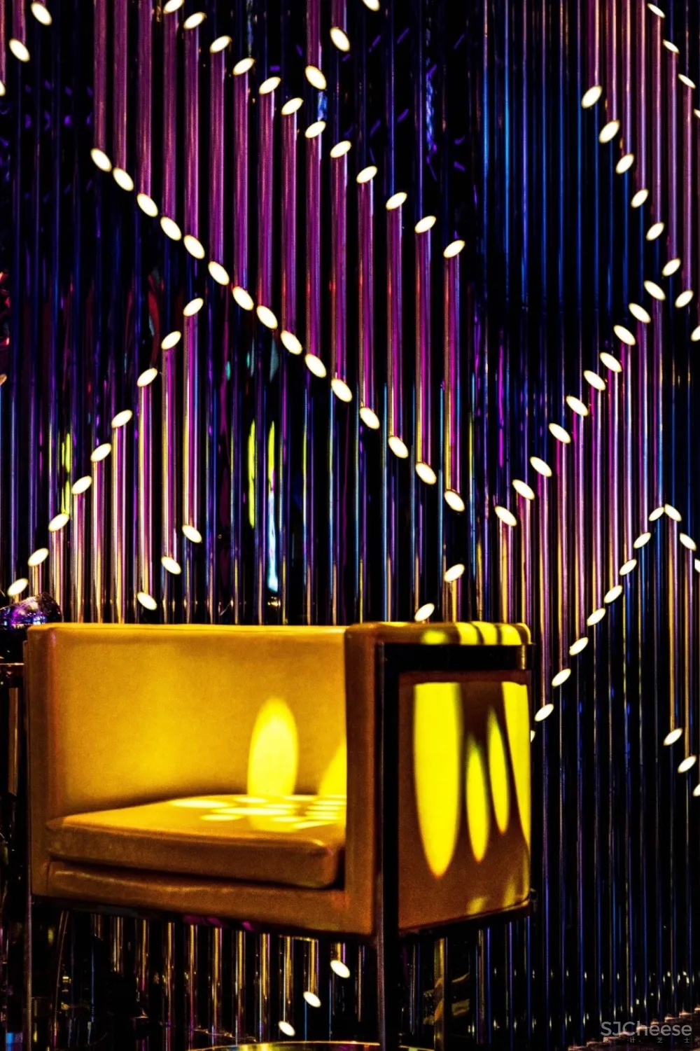 新作 | “好色的绅士” KINGKISS KTV 首