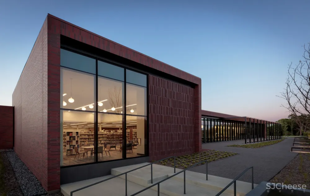 拉姆西镇公共图书馆 / HGA