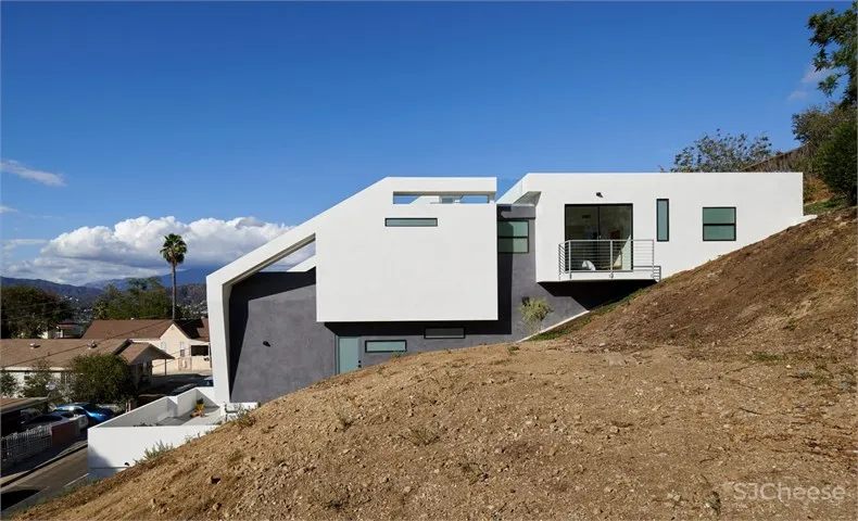 Urban Operations：洛杉矶山坡上的白色房屋