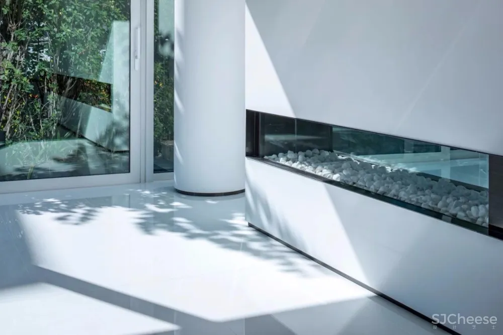 新作 | 1400m² 极简白顶级度假别墅，89年设计师惊艳演绎 首