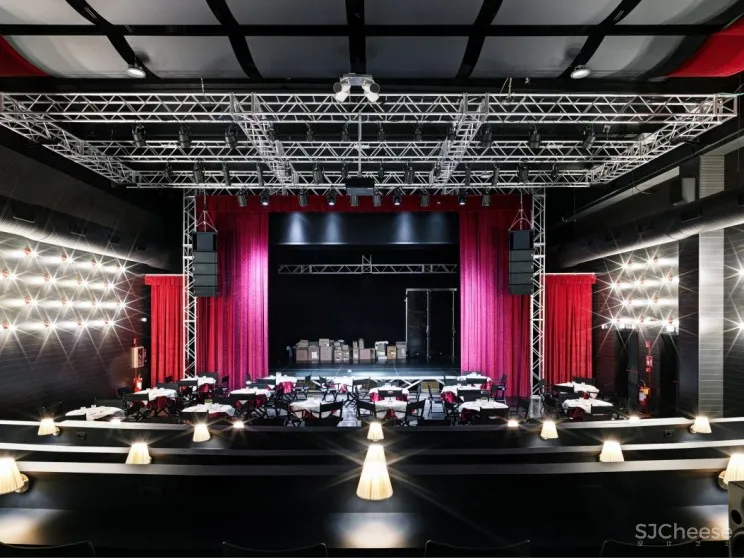 戏剧感十足的 ZOMBY BLUE 演艺娱乐中心 | fabio gianoli