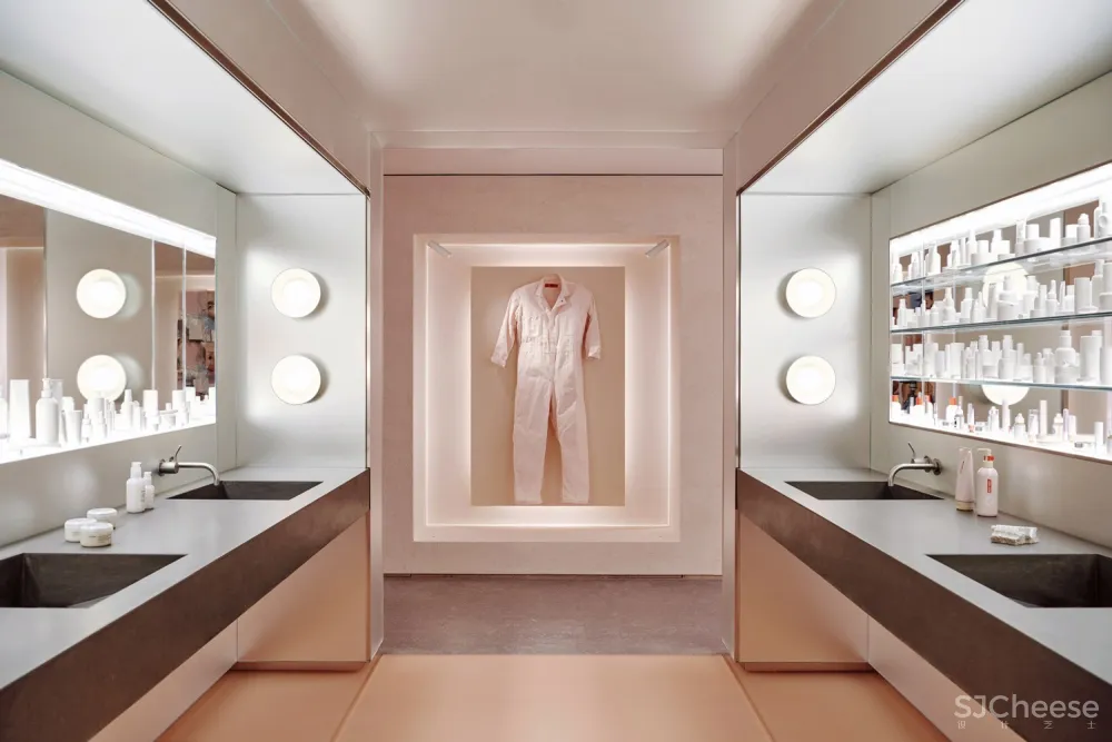 粉色包装：GLOSSIER 纽约旗舰店