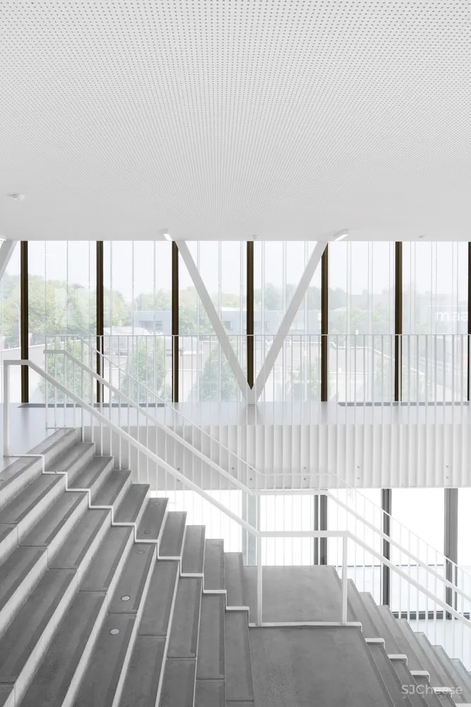 “漂浮”立方体会议楼/dmvA Architecten