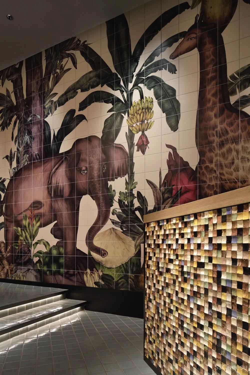 东京新宿:GinengerGrass”餐厅及墙上的艺术品