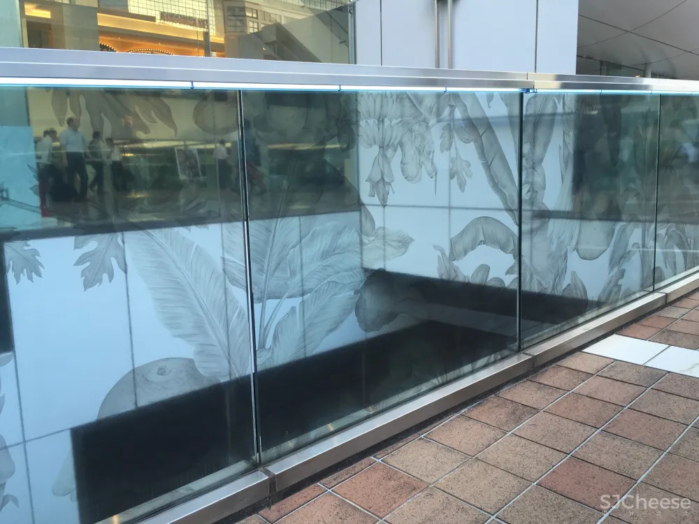 东京新宿:GinengerGrass”餐厅及墙上的艺术品